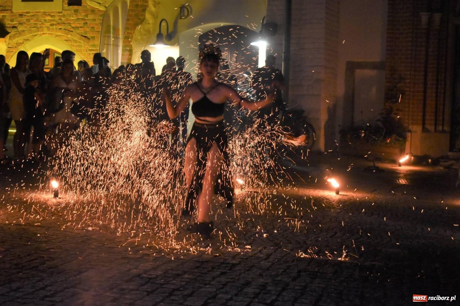 Zdjęcie w galerii na portalu naszraciborz.pl: B.R.O zapełnił nocą zamkowy dziedziniec [FOTO i WIDEO] wiadomości z regionu