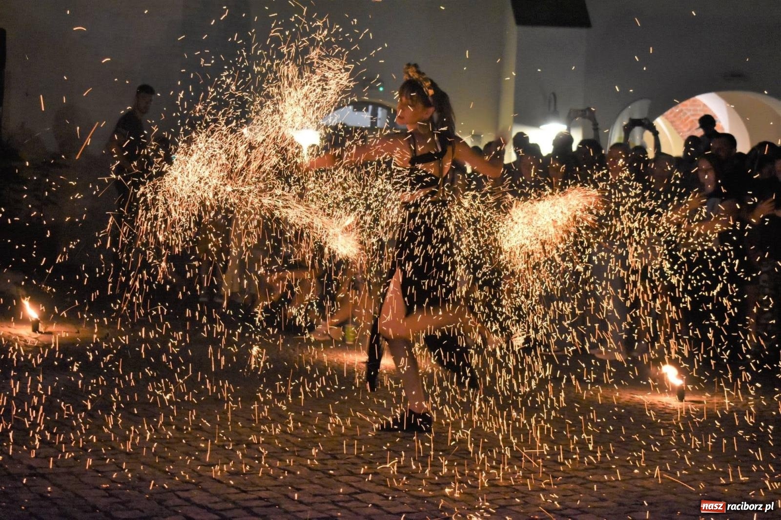Zdjęcie w galerii na portalu naszraciborz.pl: B.R.O zapełnił nocą zamkowy dziedziniec [FOTO i WIDEO] wiadomości z regionu
