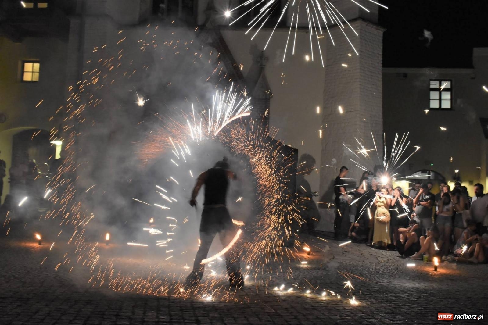 Zdjęcie w galerii na portalu naszraciborz.pl: B.R.O zapełnił nocą zamkowy dziedziniec [FOTO i WIDEO] wiadomości z regionu