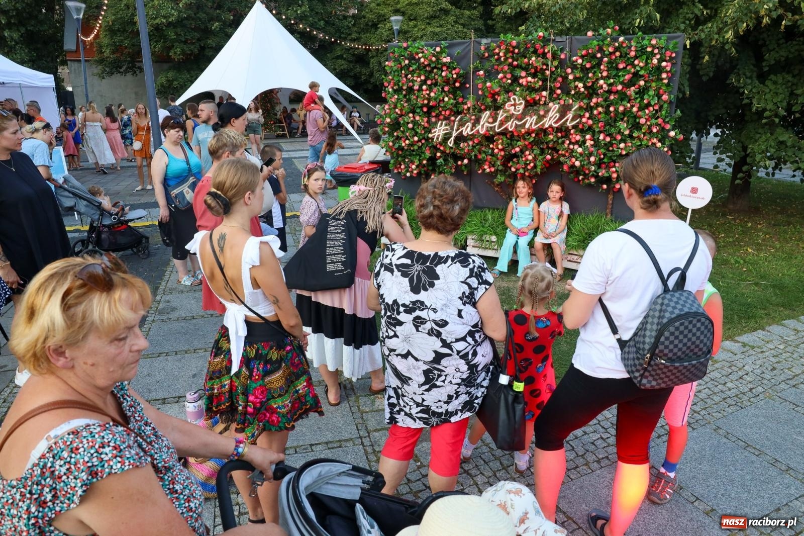 Zdjęcie w galerii na portalu naszraciborz.pl: Fajne miasto, fajna impreza, fajni ludzie. Raciborzanie swawolą [WIDEO] wiadomości z regionu