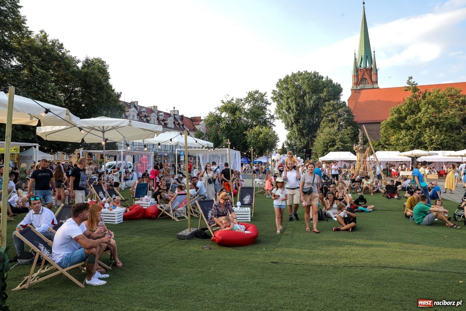 Zdjęcie w galerii na portalu naszraciborz.pl: Fajne miasto, fajna impreza, fajni ludzie. Raciborzanie swawolą [WIDEO] wiadomości z regionu