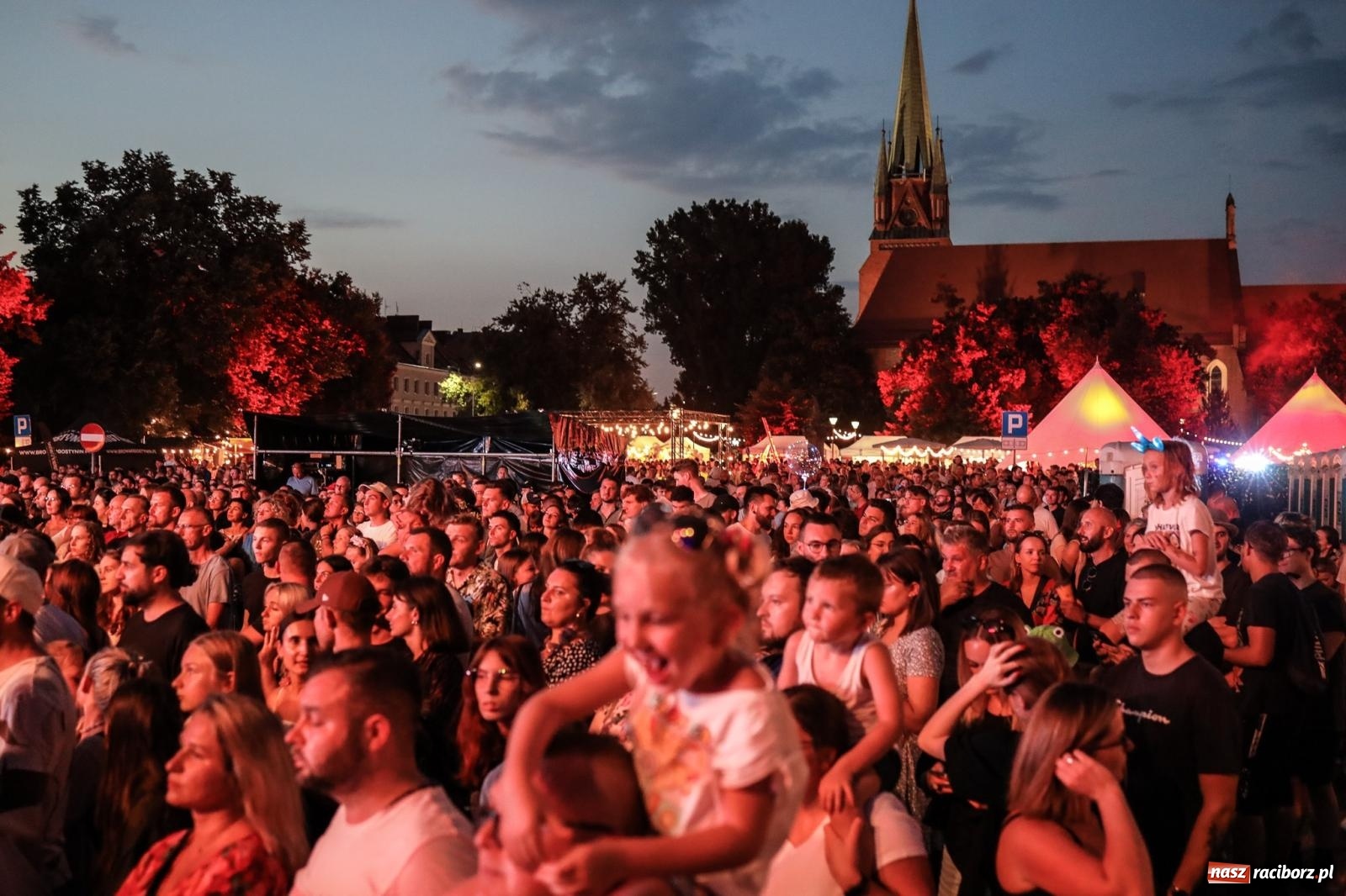 Zdjęcie w galerii na portalu naszraciborz.pl: Fajne miasto, fajna impreza, fajni ludzie. Raciborzanie swawolą [WIDEO] wiadomości z regionu