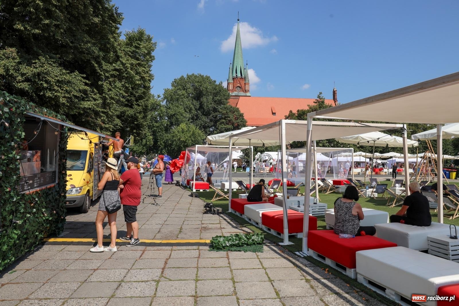 Zdjęcie w galerii na portalu naszraciborz.pl: Fajne miasto, fajna impreza, fajni ludzie. Raciborzanie swawolą [WIDEO] wiadomości z regionu