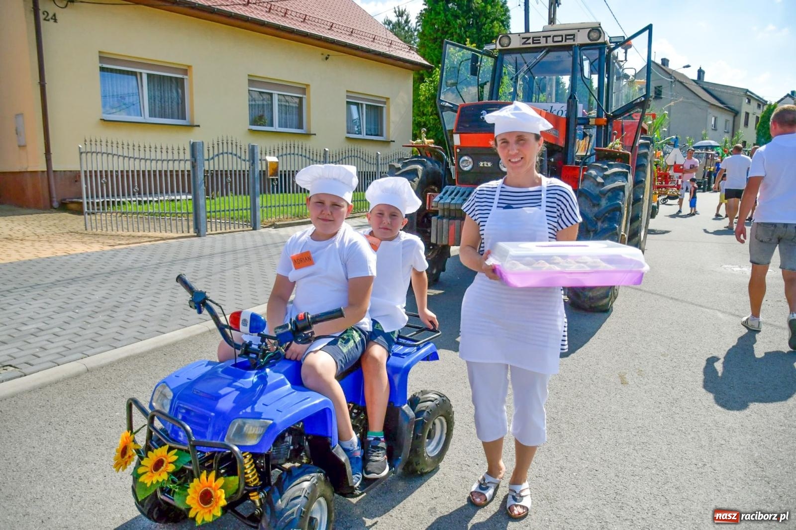 Zdjęcie w galerii na portalu naszraciborz.pl: Dożynki na różowo. W Roszkowie Barbie zdominowały korowód [FOTO i WIDEO] wiadomości z regionu