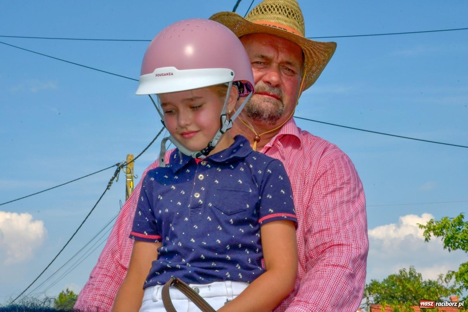 Zdjęcie w galerii na portalu naszraciborz.pl: Dożynki na różowo. W Roszkowie Barbie zdominowały korowód [FOTO i WIDEO] wiadomości z regionu