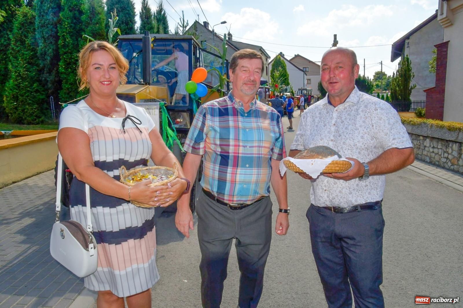 Zdjęcie w galerii na portalu naszraciborz.pl: Dożynki na różowo. W Roszkowie Barbie zdominowały korowód [FOTO i WIDEO] wiadomości z regionu