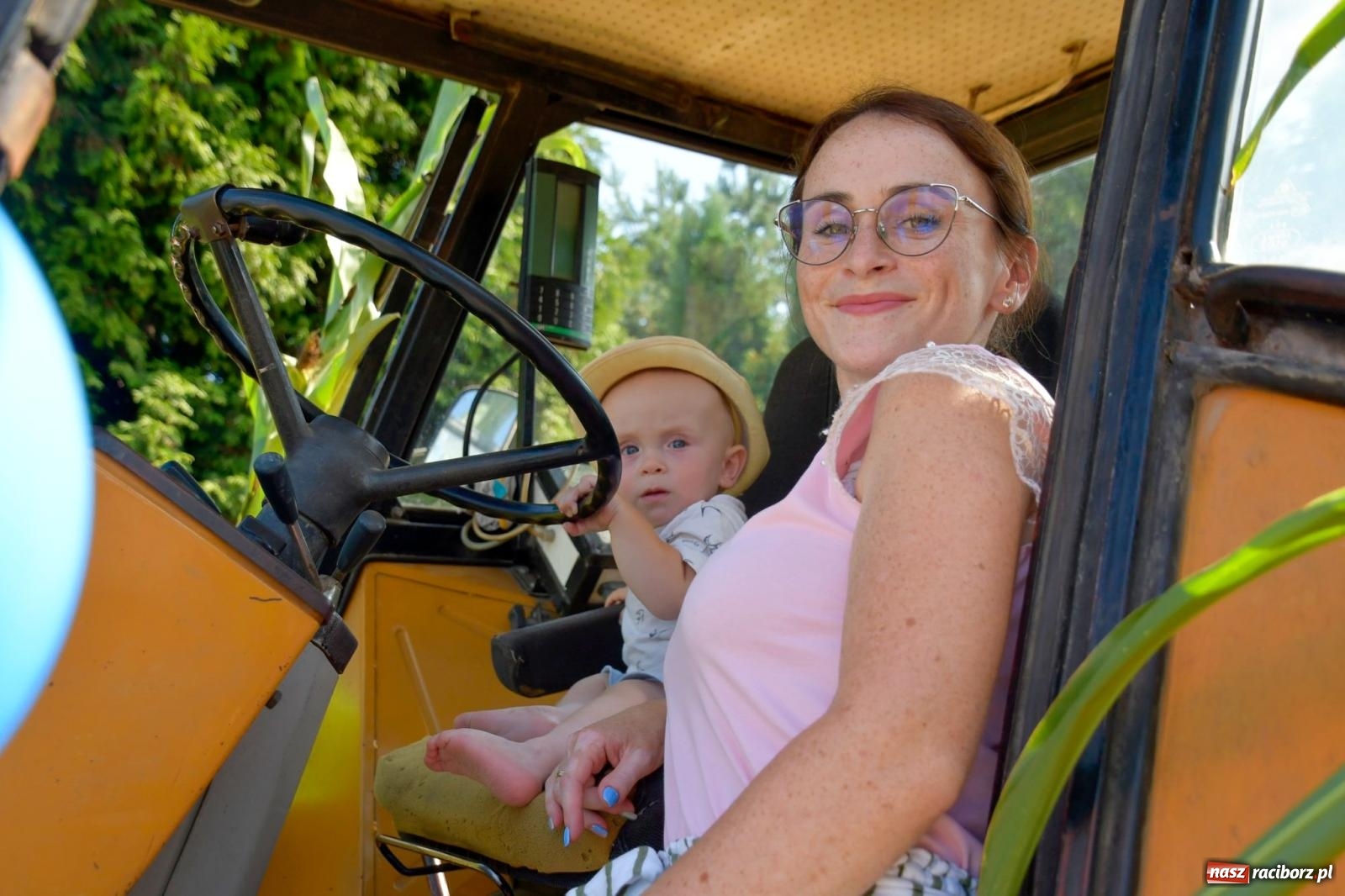 Zdjęcie w galerii na portalu naszraciborz.pl: Dożynki na różowo. W Roszkowie Barbie zdominowały korowód [FOTO i WIDEO] wiadomości z regionu
