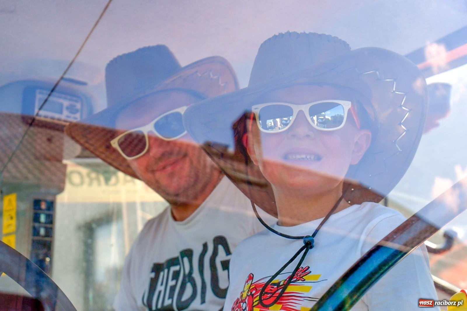 Zdjęcie w galerii na portalu naszraciborz.pl: Dożynki na różowo. W Roszkowie Barbie zdominowały korowód [FOTO i WIDEO] wiadomości z regionu