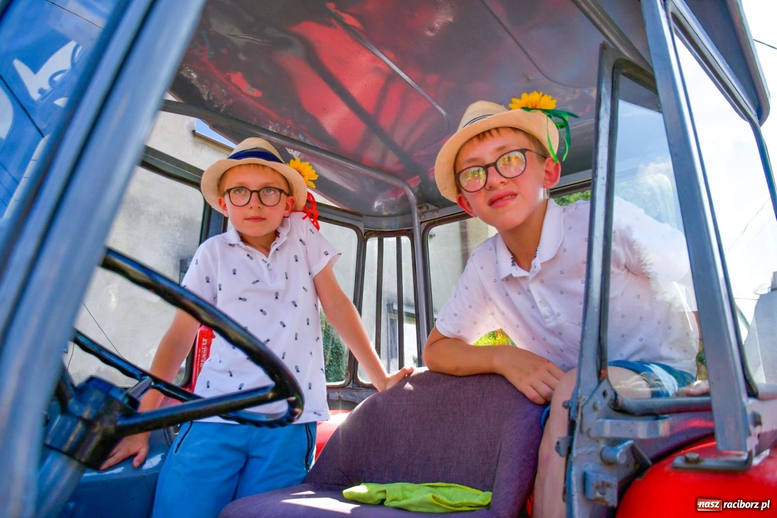 Zdjęcie w galerii na portalu naszraciborz.pl: Dożynki na różowo. W Roszkowie Barbie zdominowały korowód [FOTO i WIDEO] wiadomości z regionu