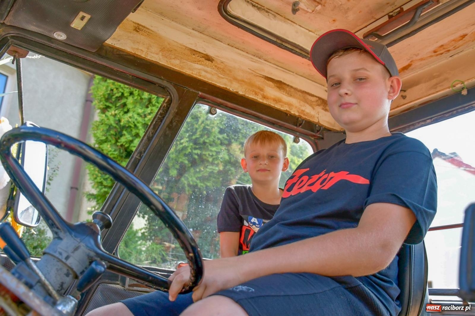 Zdjęcie w galerii na portalu naszraciborz.pl: Dożynki na różowo. W Roszkowie Barbie zdominowały korowód [FOTO i WIDEO] wiadomości z regionu