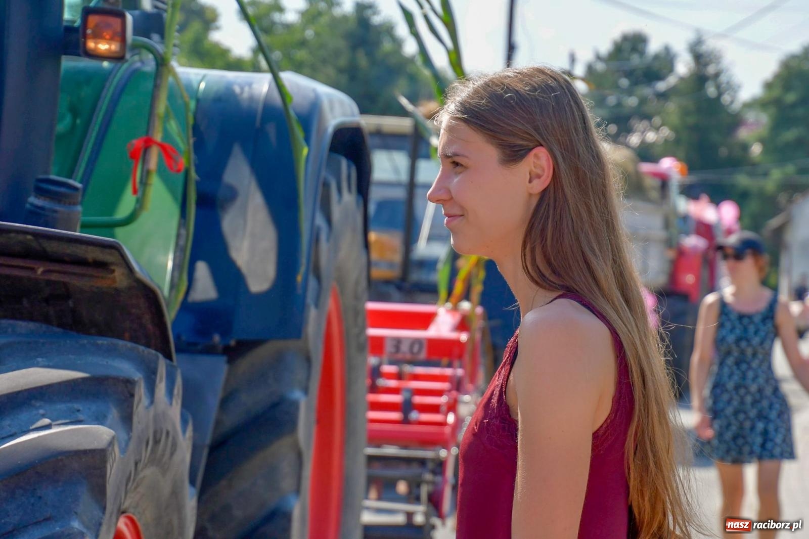 Zdjęcie w galerii na portalu naszraciborz.pl: Dożynki na różowo. W Roszkowie Barbie zdominowały korowód [FOTO i WIDEO] wiadomości z regionu