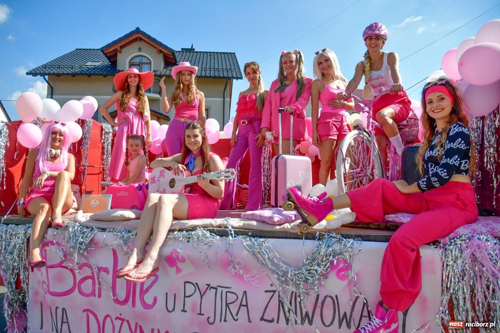 Zdjęcie w galerii na portalu naszraciborz.pl: Dożynki na różowo. W Roszkowie Barbie zdominowały korowód [FOTO i WIDEO] wiadomości z regionu