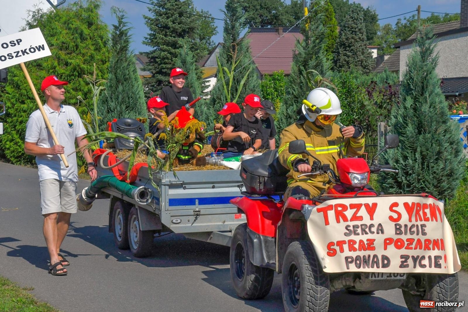 Zdjęcie w galerii na portalu naszraciborz.pl: Dożynki na różowo. W Roszkowie Barbie zdominowały korowód [FOTO i WIDEO] wiadomości z regionu