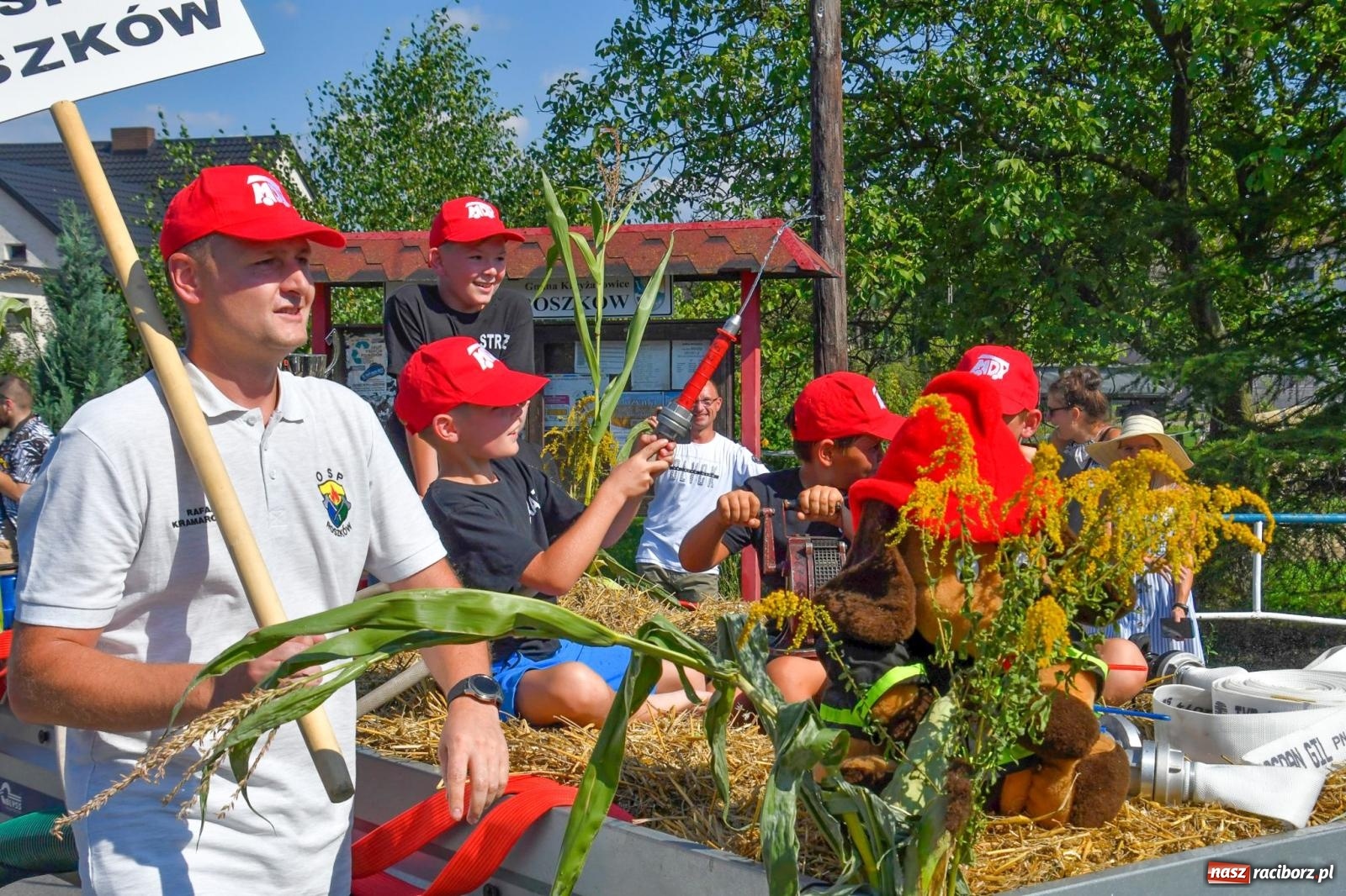 Zdjęcie w galerii na portalu naszraciborz.pl: Dożynki na różowo. W Roszkowie Barbie zdominowały korowód [FOTO i WIDEO] wiadomości z regionu