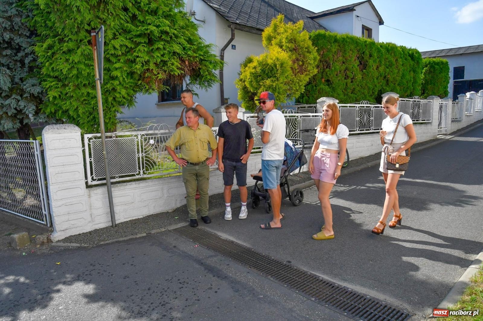 Zdjęcie w galerii na portalu naszraciborz.pl: Dożynki na różowo. W Roszkowie Barbie zdominowały korowód [FOTO i WIDEO] wiadomości z regionu