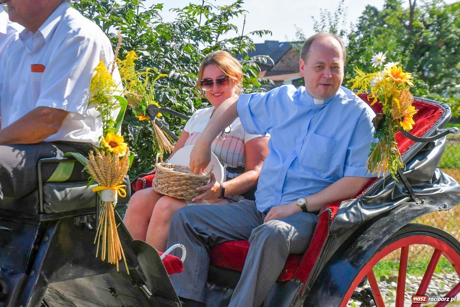 Zdjęcie w galerii na portalu naszraciborz.pl: Dożynki na różowo. W Roszkowie Barbie zdominowały korowód [FOTO i WIDEO] wiadomości z regionu