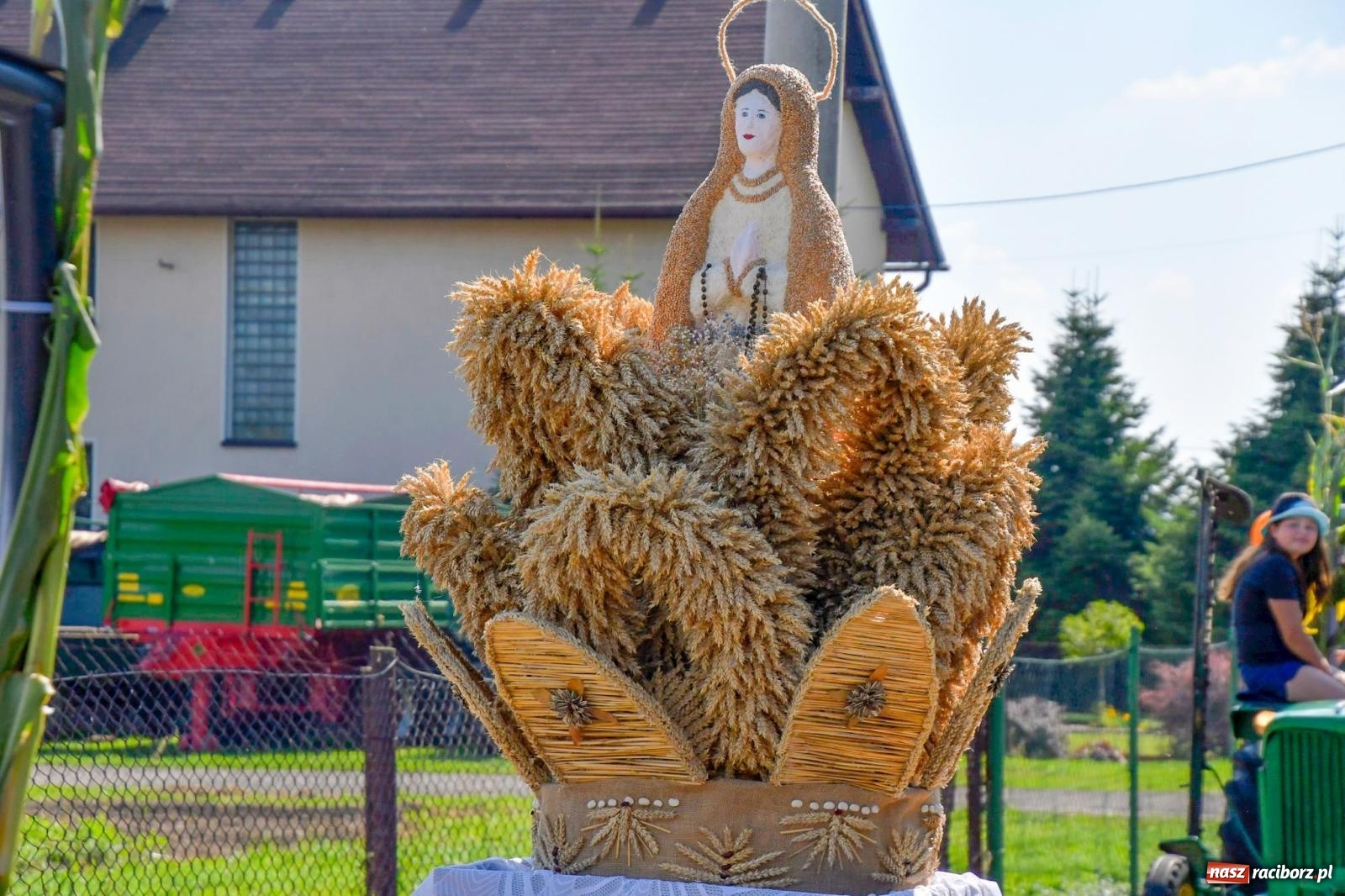 Zdjęcie w galerii na portalu naszraciborz.pl: Dożynki na różowo. W Roszkowie Barbie zdominowały korowód [FOTO i WIDEO] wiadomości z regionu
