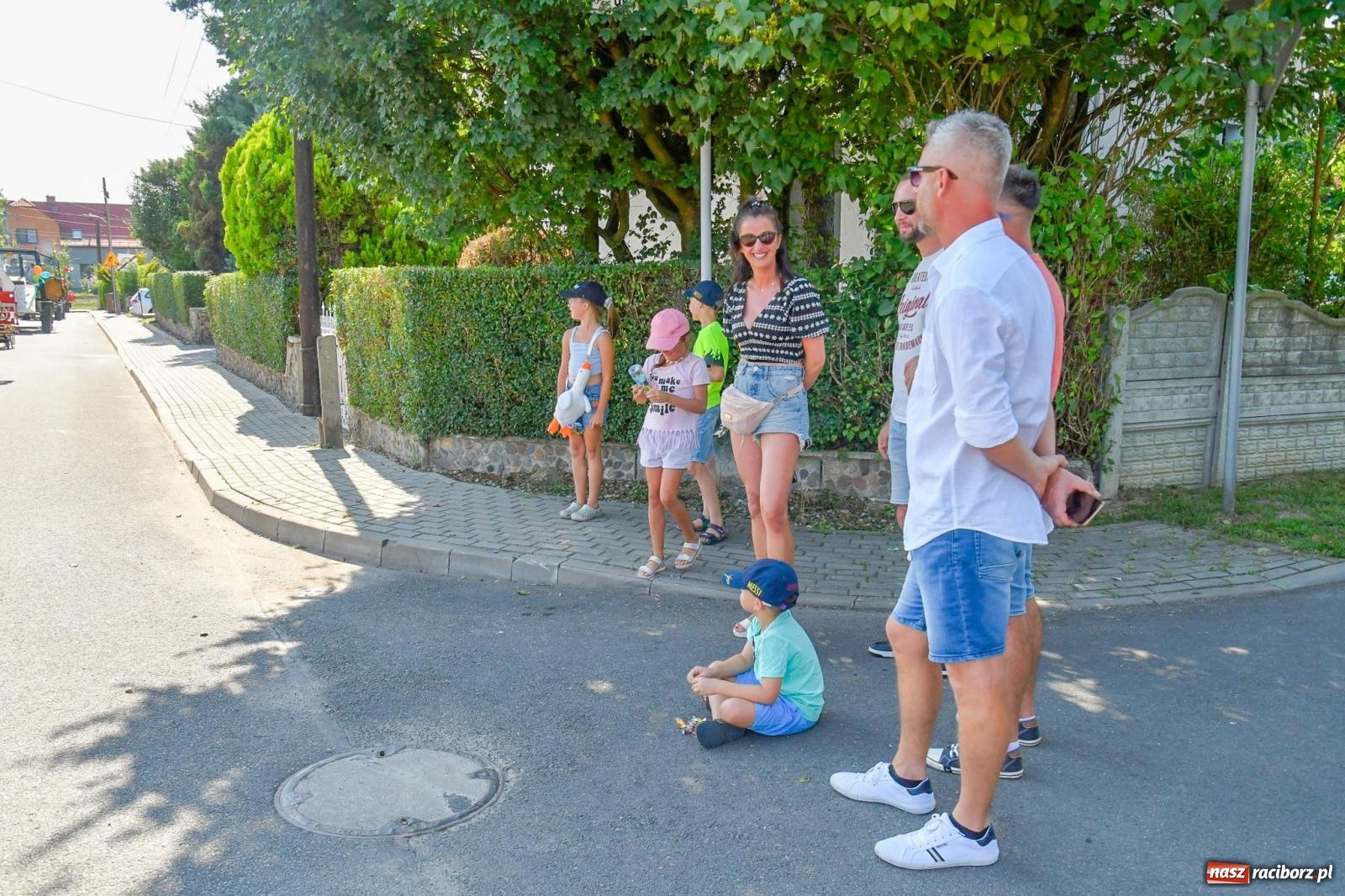 Zdjęcie w galerii na portalu naszraciborz.pl: Dożynki na różowo. W Roszkowie Barbie zdominowały korowód [FOTO i WIDEO] wiadomości z regionu