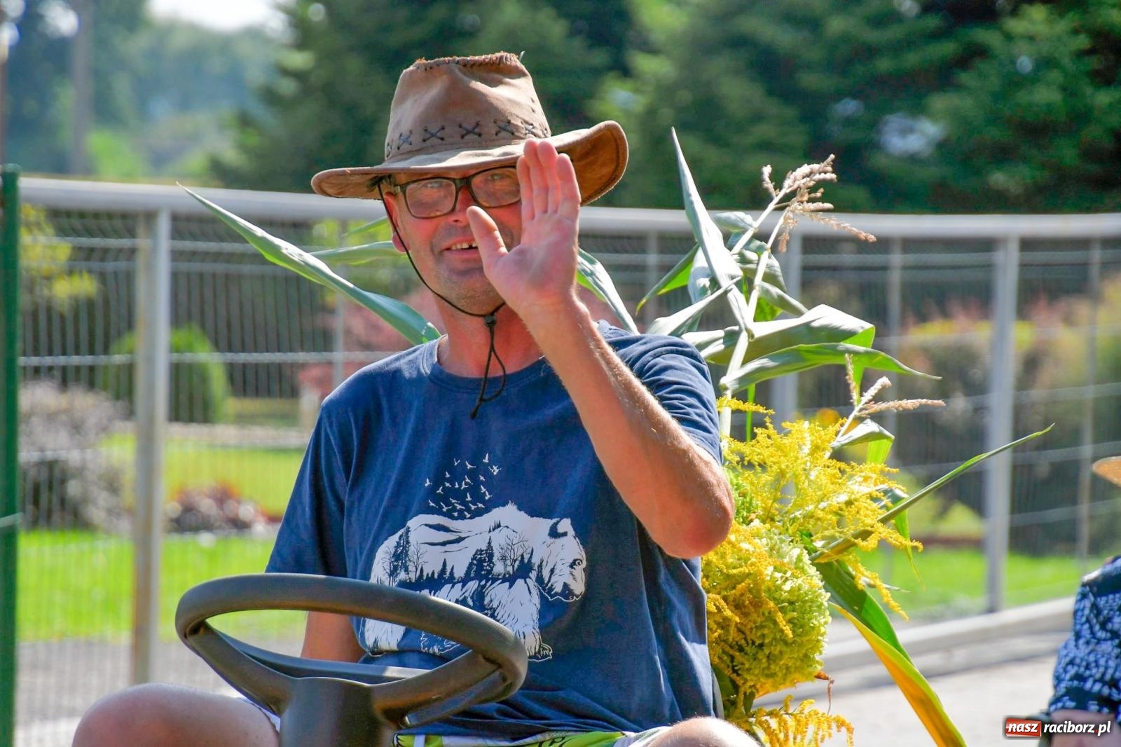 Zdjęcie w galerii na portalu naszraciborz.pl: Dożynki na różowo. W Roszkowie Barbie zdominowały korowód [FOTO i WIDEO] wiadomości z regionu