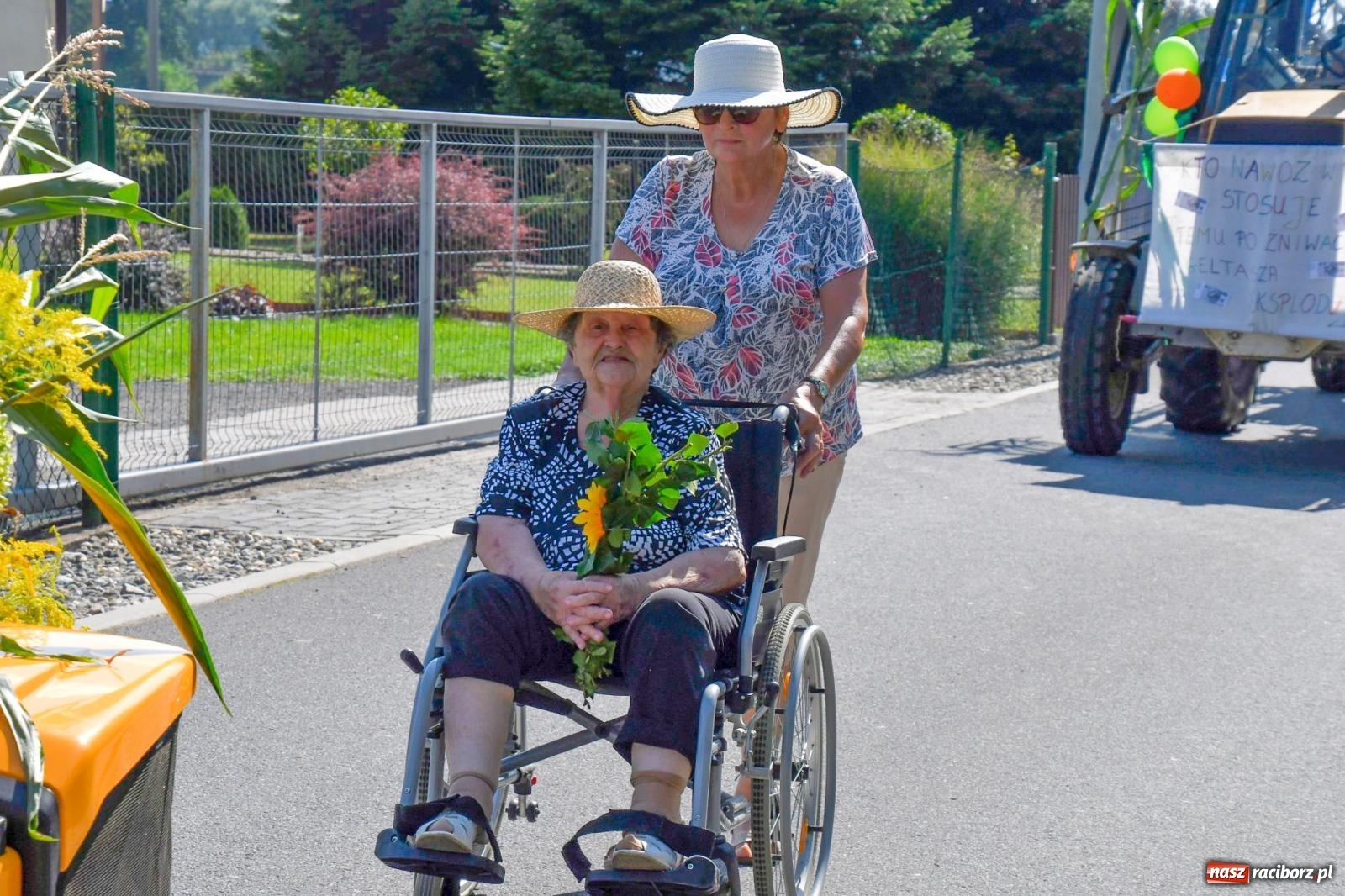 Zdjęcie w galerii na portalu naszraciborz.pl: Dożynki na różowo. W Roszkowie Barbie zdominowały korowód [FOTO i WIDEO] wiadomości z regionu