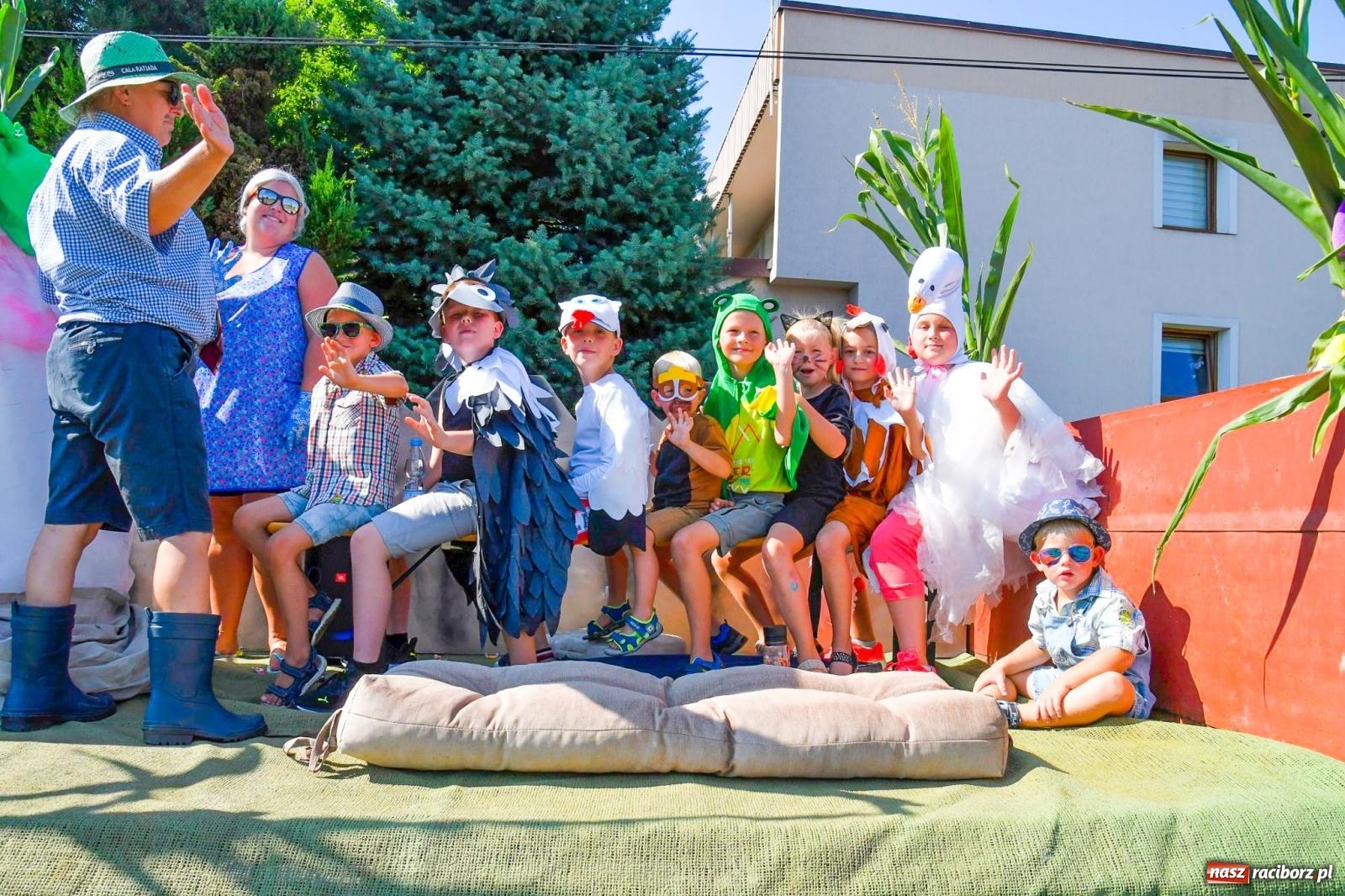 Zdjęcie w galerii na portalu naszraciborz.pl: Dożynki na różowo. W Roszkowie Barbie zdominowały korowód [FOTO i WIDEO] wiadomości z regionu