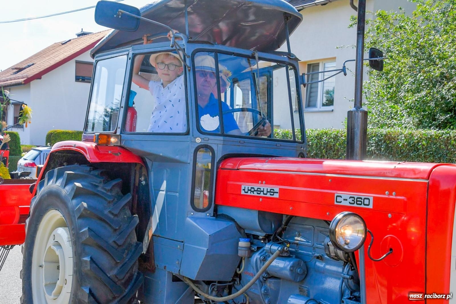 Zdjęcie w galerii na portalu naszraciborz.pl: Dożynki na różowo. W Roszkowie Barbie zdominowały korowód [FOTO i WIDEO] wiadomości z regionu