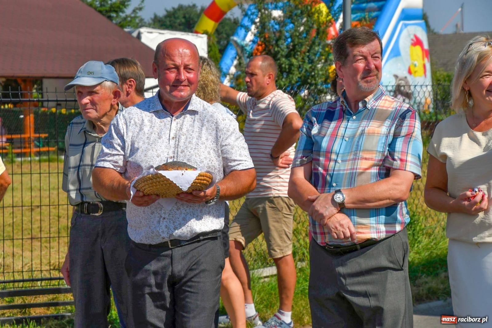 Zdjęcie w galerii na portalu naszraciborz.pl: Dożynki na różowo. W Roszkowie Barbie zdominowały korowód [FOTO i WIDEO] wiadomości z regionu