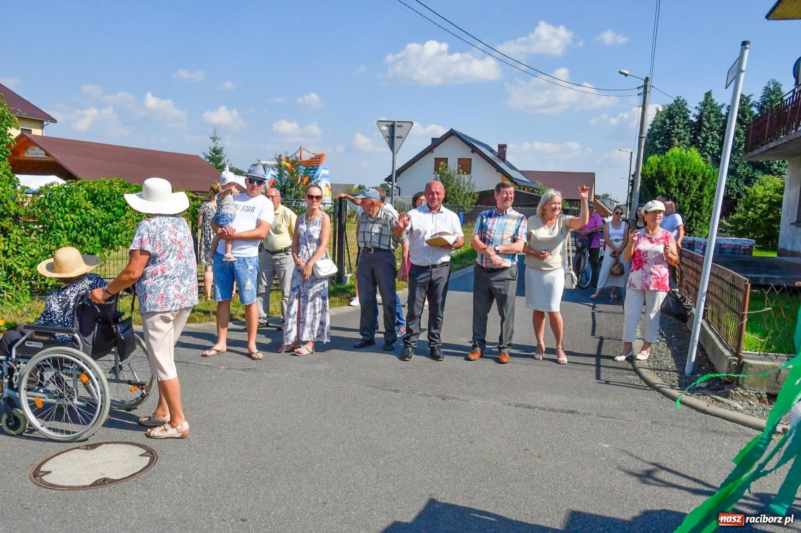 Zdjęcie w galerii na portalu naszraciborz.pl: Dożynki na różowo. W Roszkowie Barbie zdominowały korowód [FOTO i WIDEO] wiadomości z regionu