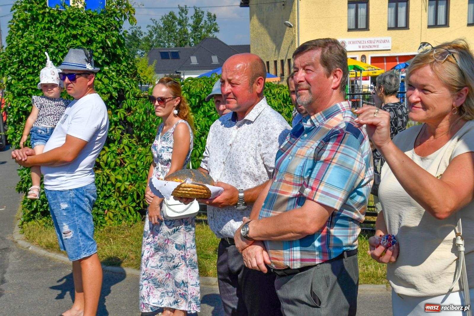 Zdjęcie w galerii na portalu naszraciborz.pl: Dożynki na różowo. W Roszkowie Barbie zdominowały korowód [FOTO i WIDEO] wiadomości z regionu
