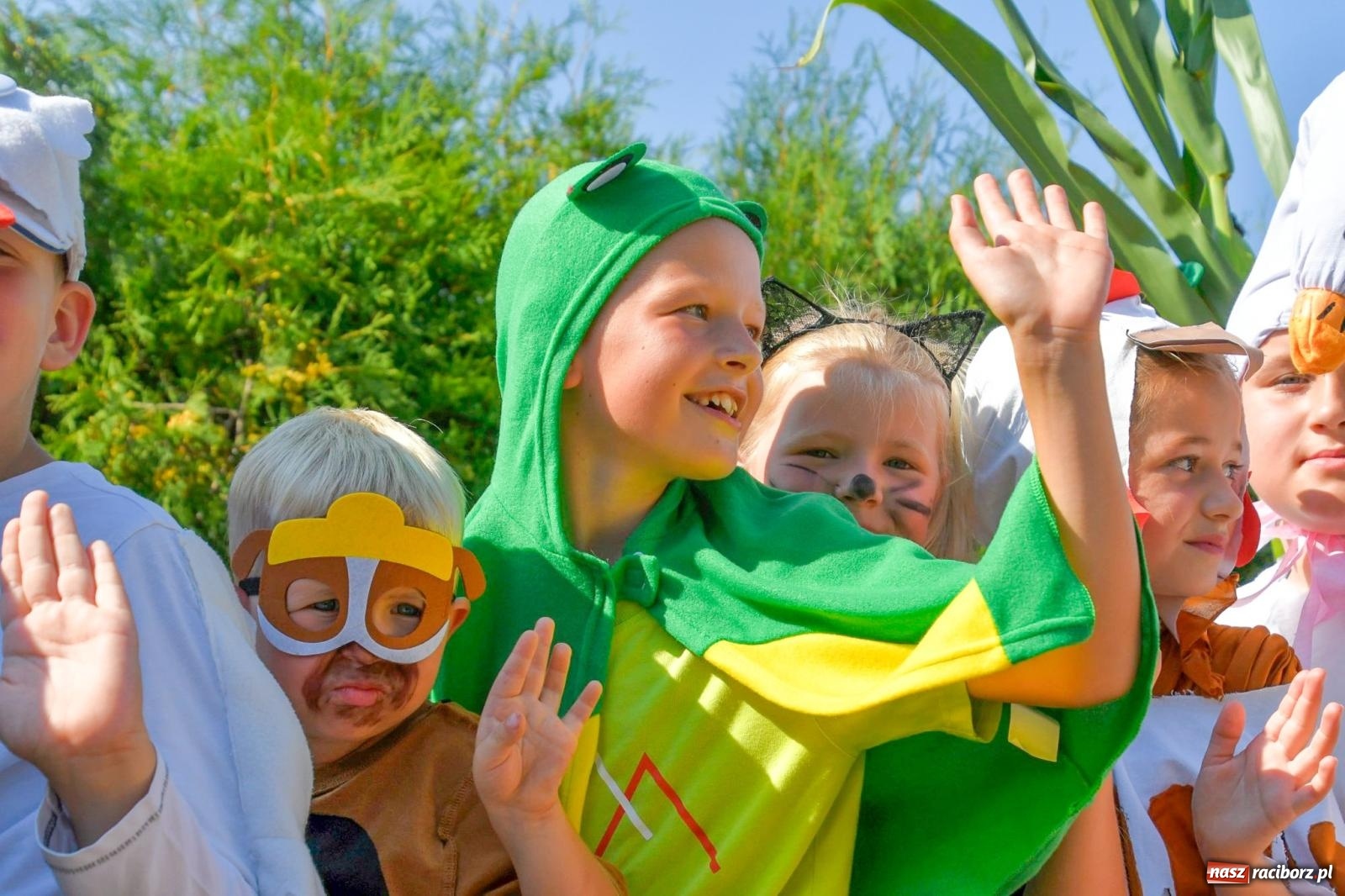 Zdjęcie w galerii na portalu naszraciborz.pl: Dożynki na różowo. W Roszkowie Barbie zdominowały korowód [FOTO i WIDEO] wiadomości z regionu