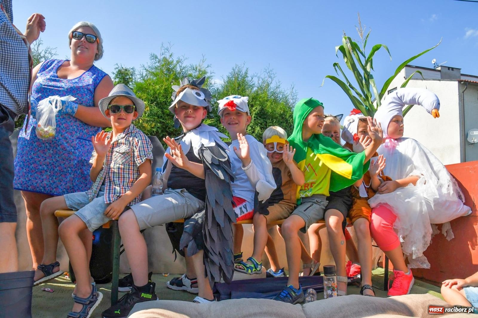 Zdjęcie w galerii na portalu naszraciborz.pl: Dożynki na różowo. W Roszkowie Barbie zdominowały korowód [FOTO i WIDEO] wiadomości z regionu