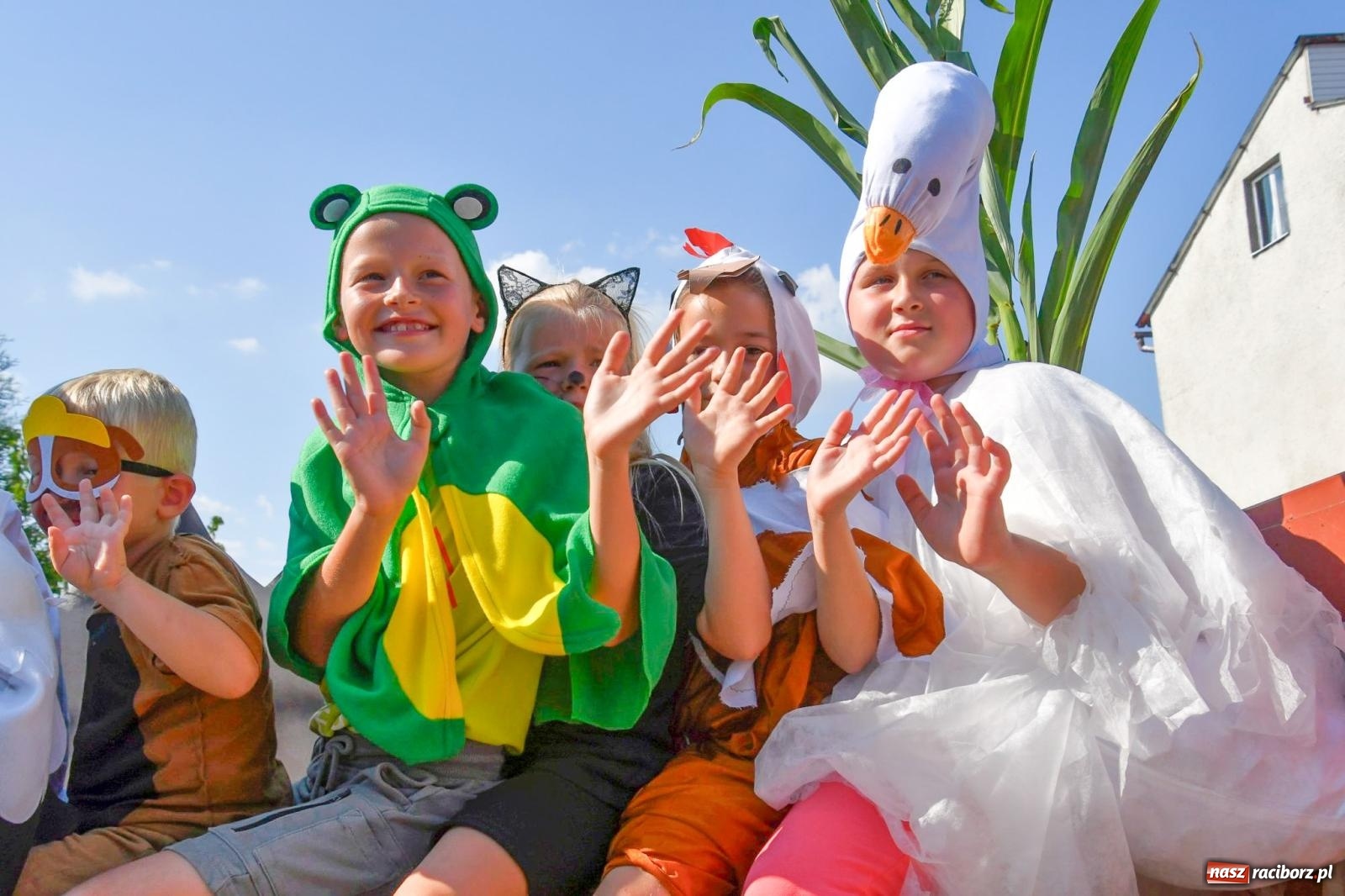 Zdjęcie w galerii na portalu naszraciborz.pl: Dożynki na różowo. W Roszkowie Barbie zdominowały korowód [FOTO i WIDEO] wiadomości z regionu