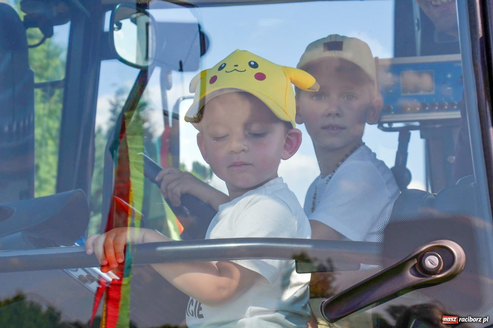 Zdjęcie w galerii na portalu naszraciborz.pl: Dożynki na różowo. W Roszkowie Barbie zdominowały korowód [FOTO i WIDEO] wiadomości z regionu