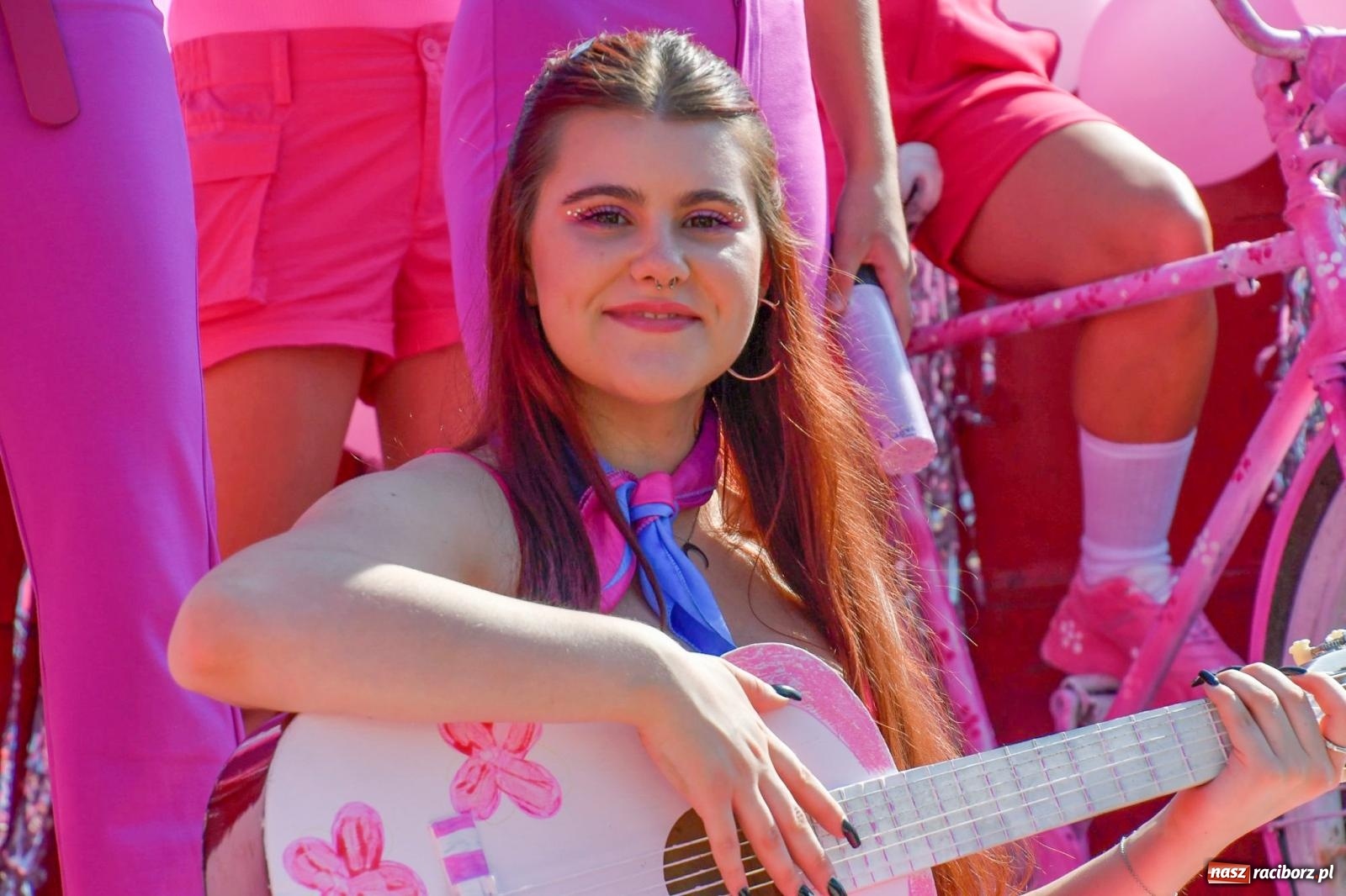 Zdjęcie w galerii na portalu naszraciborz.pl: Dożynki na różowo. W Roszkowie Barbie zdominowały korowód [FOTO i WIDEO] wiadomości z regionu