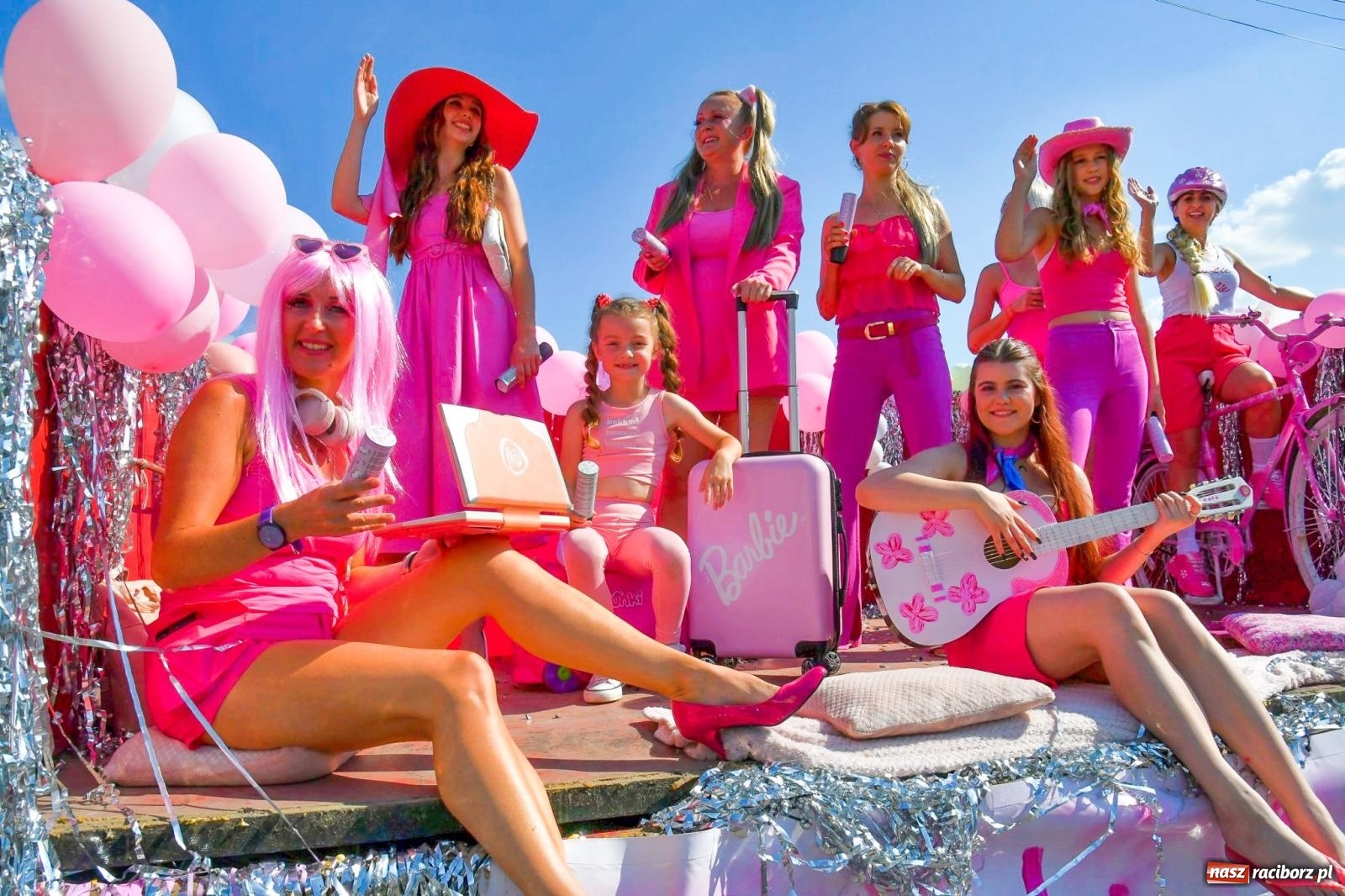 Zdjęcie w galerii na portalu naszraciborz.pl: Dożynki na różowo. W Roszkowie Barbie zdominowały korowód [FOTO i WIDEO] wiadomości z regionu