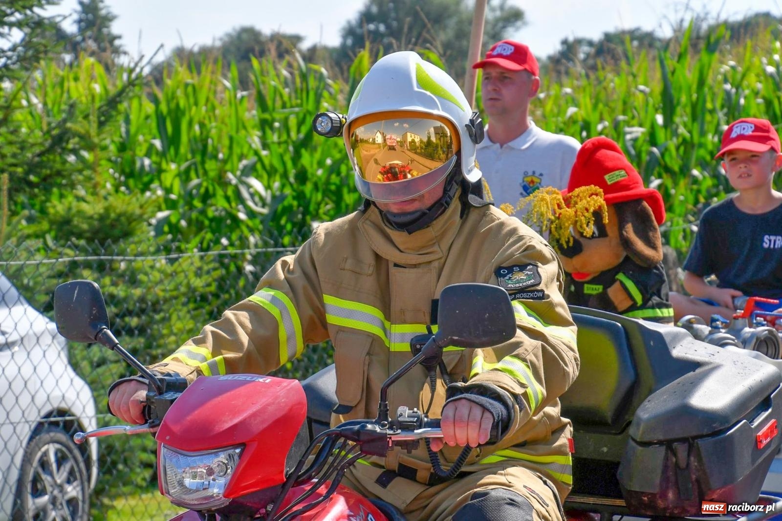 Zdjęcie w galerii na portalu naszraciborz.pl: Dożynki na różowo. W Roszkowie Barbie zdominowały korowód [FOTO i WIDEO] wiadomości z regionu