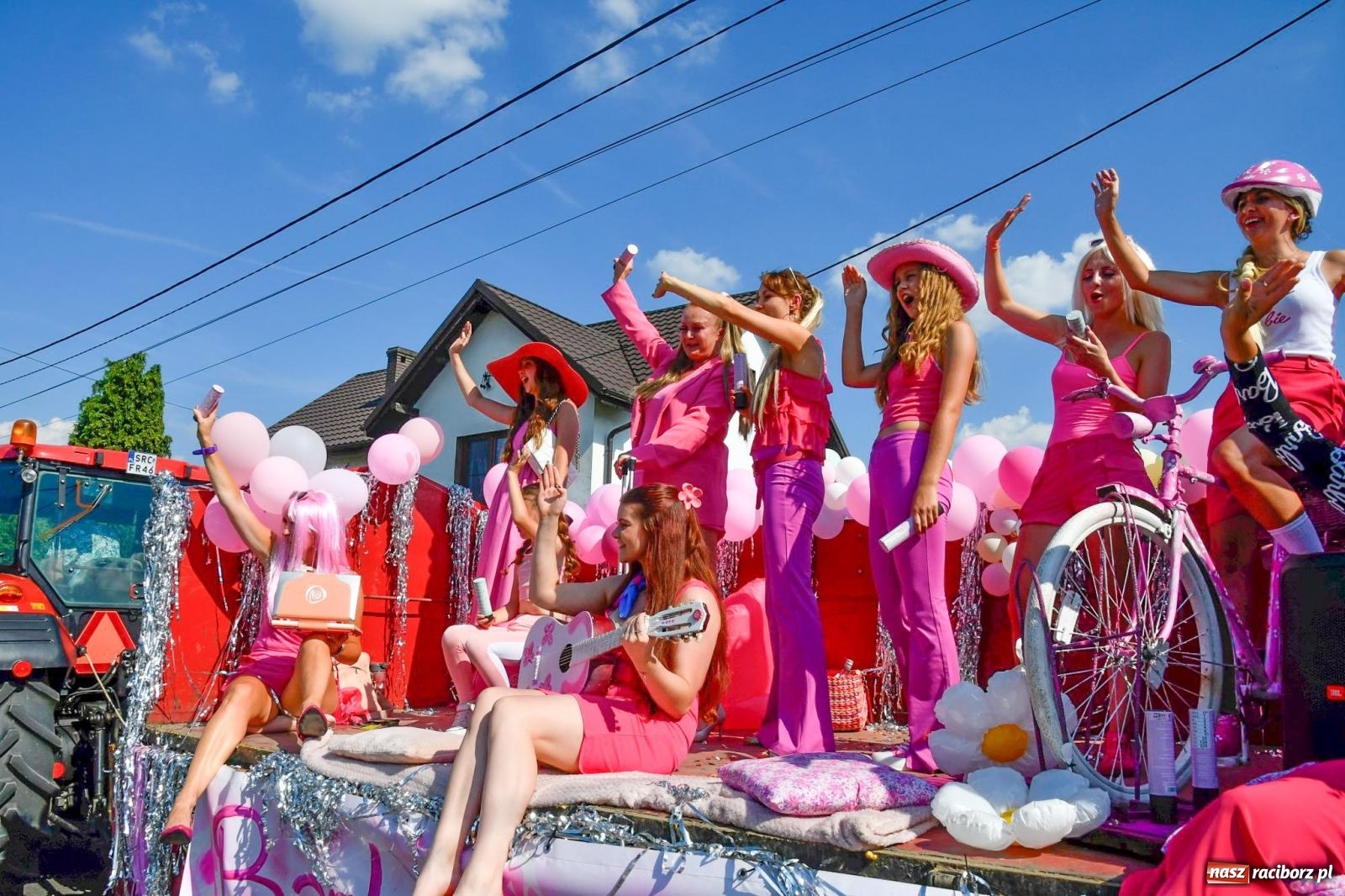 Zdjęcie w galerii na portalu naszraciborz.pl: Dożynki na różowo. W Roszkowie Barbie zdominowały korowód [FOTO i WIDEO] wiadomości z regionu