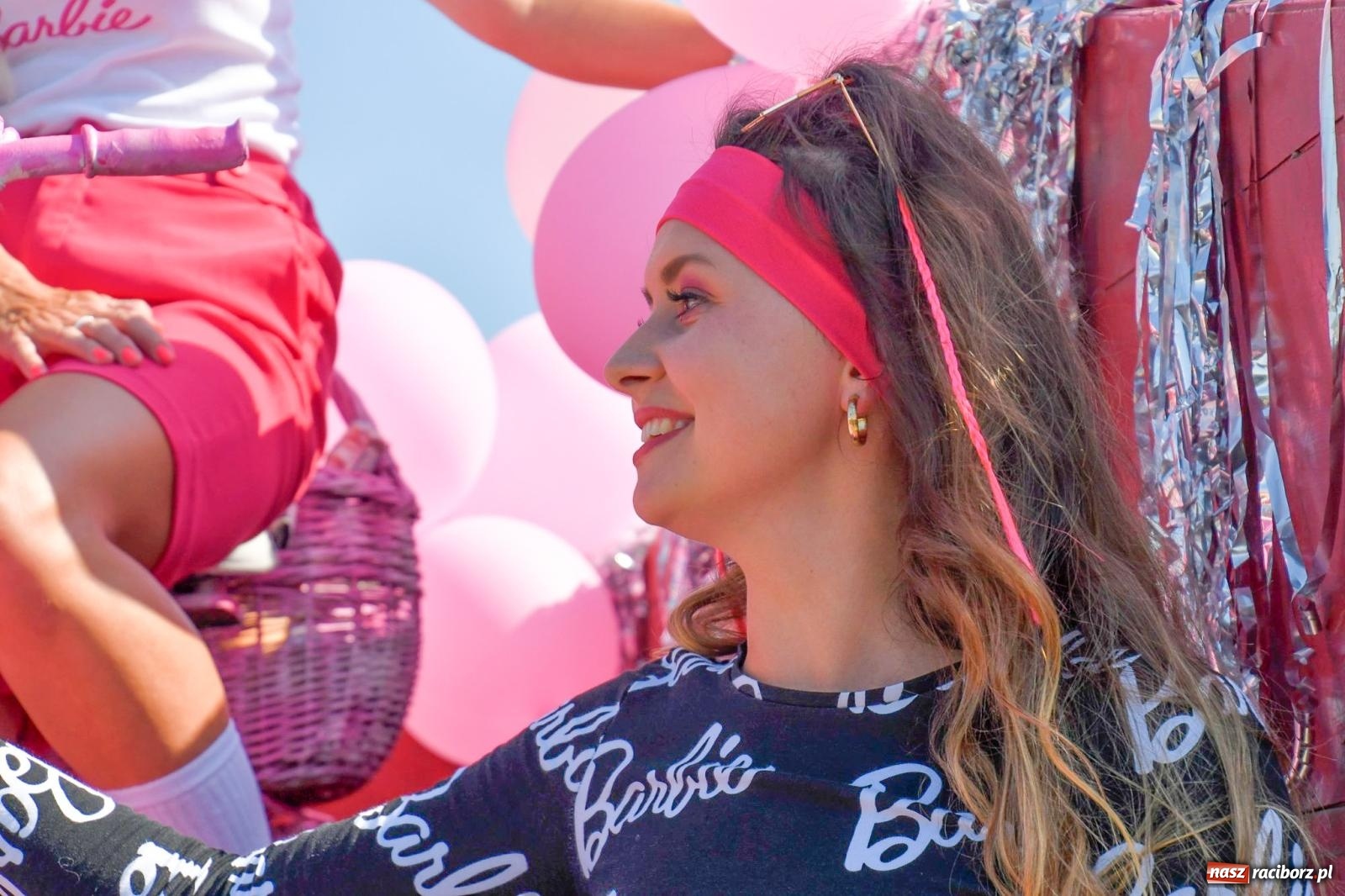 Zdjęcie w galerii na portalu naszraciborz.pl: Dożynki na różowo. W Roszkowie Barbie zdominowały korowód [FOTO i WIDEO] wiadomości z regionu