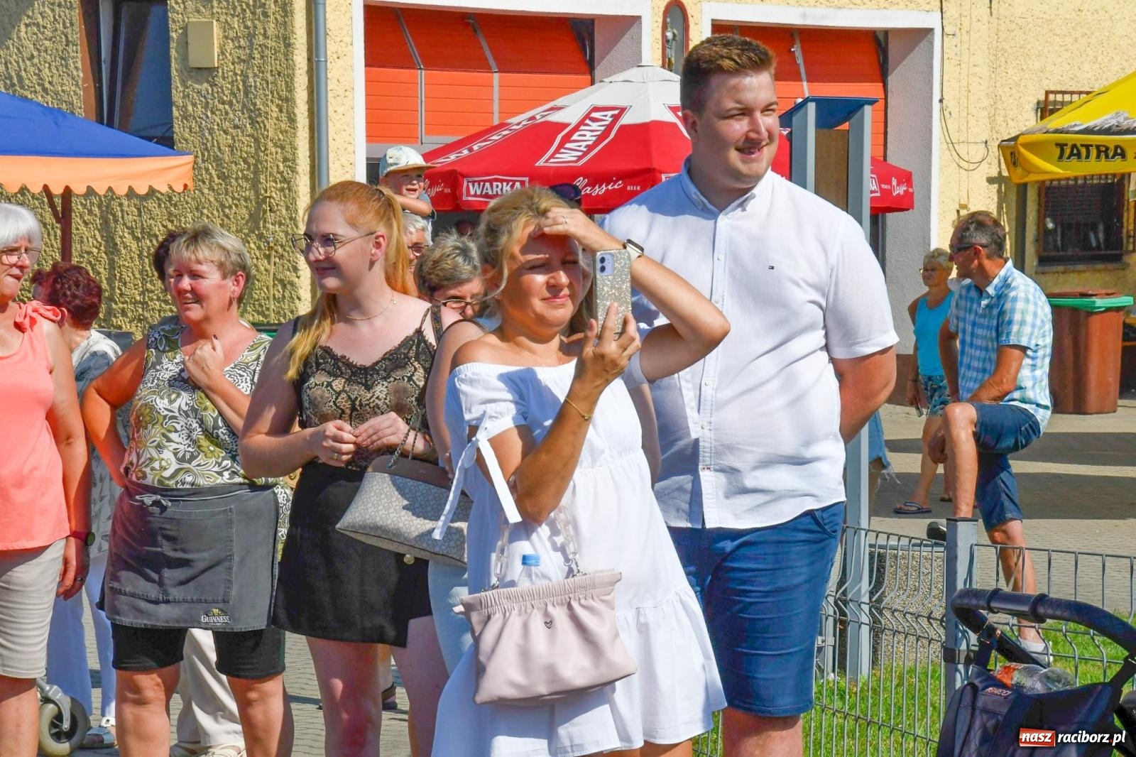 Zdjęcie w galerii na portalu naszraciborz.pl: Dożynki na różowo. W Roszkowie Barbie zdominowały korowód [FOTO i WIDEO] wiadomości z regionu