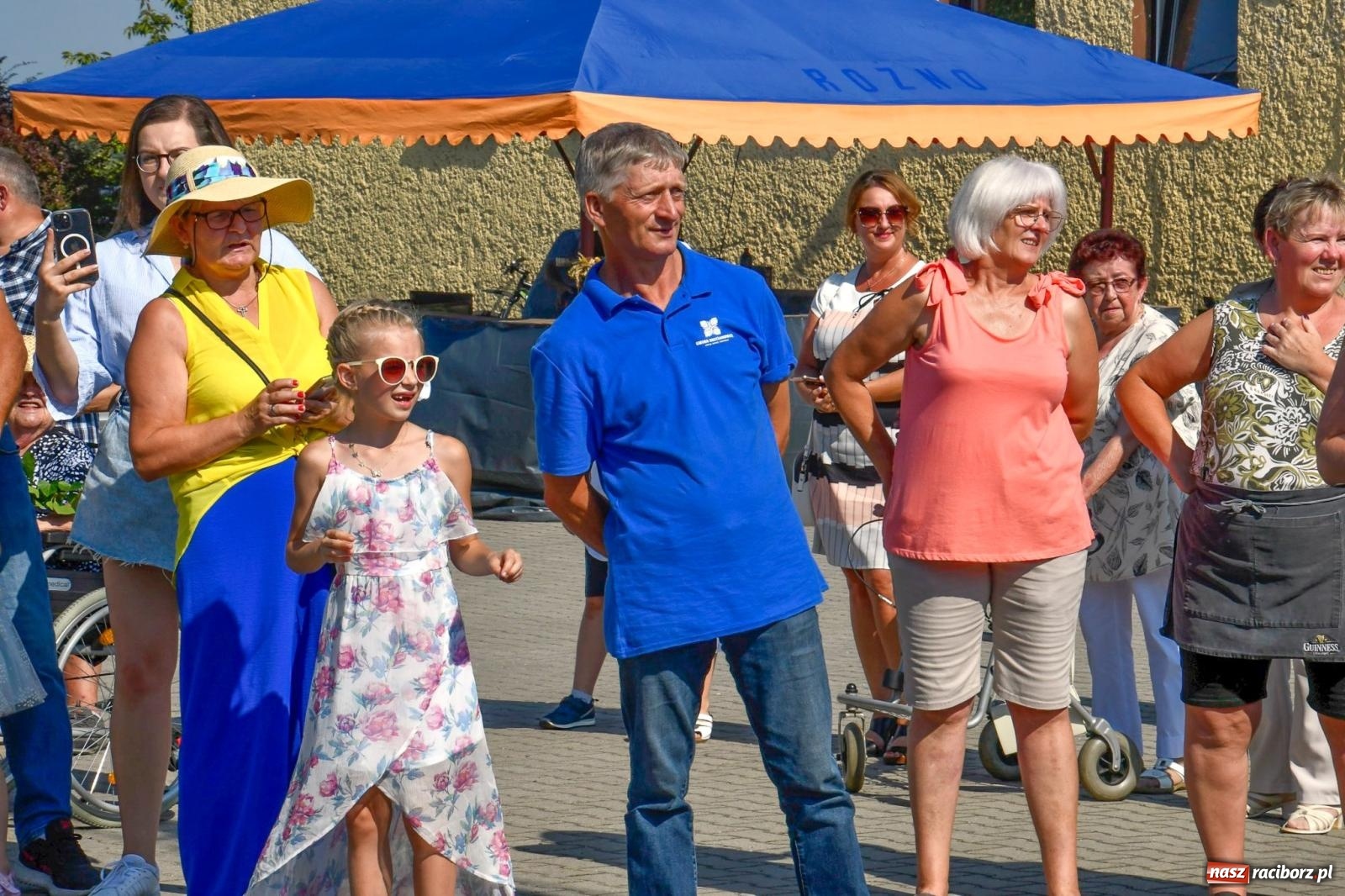 Zdjęcie w galerii na portalu naszraciborz.pl: Dożynki na różowo. W Roszkowie Barbie zdominowały korowód [FOTO i WIDEO] wiadomości z regionu