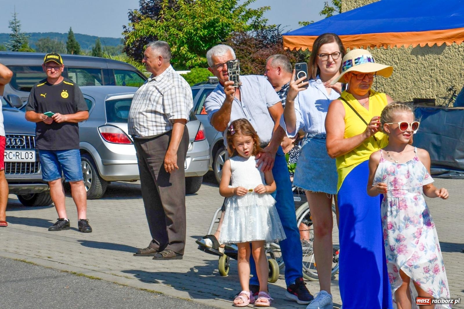 Zdjęcie w galerii na portalu naszraciborz.pl: Dożynki na różowo. W Roszkowie Barbie zdominowały korowód [FOTO i WIDEO] wiadomości z regionu