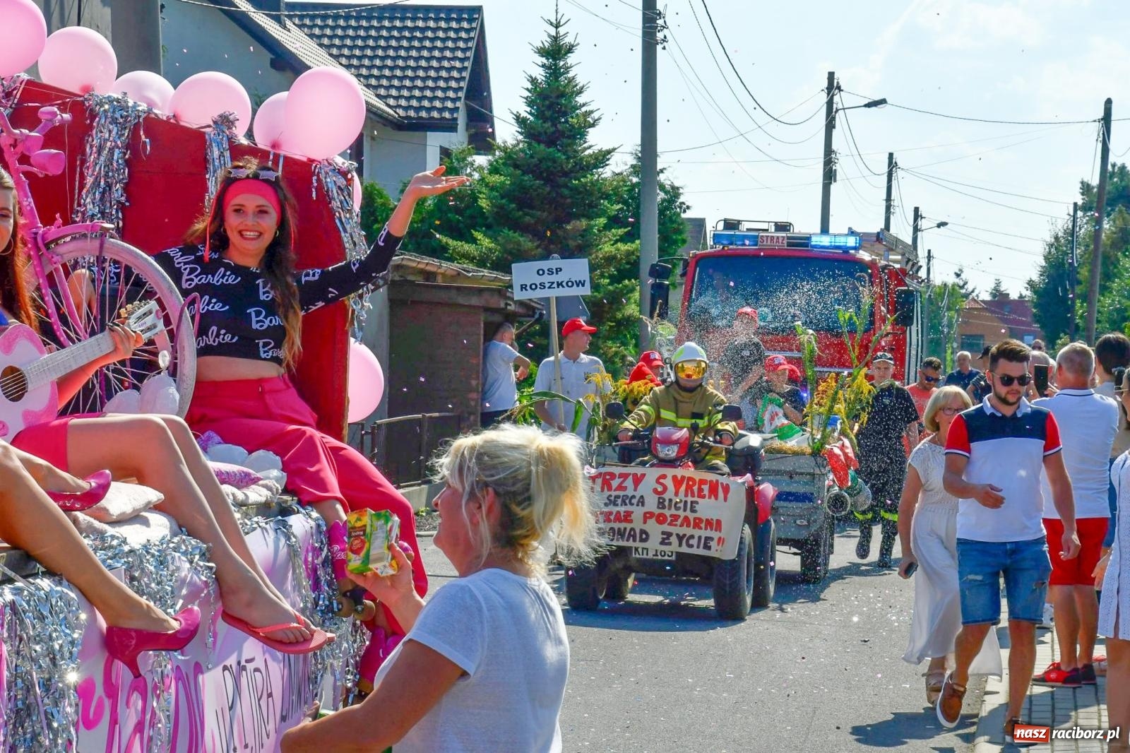 Zdjęcie w galerii na portalu naszraciborz.pl: Dożynki na różowo. W Roszkowie Barbie zdominowały korowód [FOTO i WIDEO] wiadomości z regionu