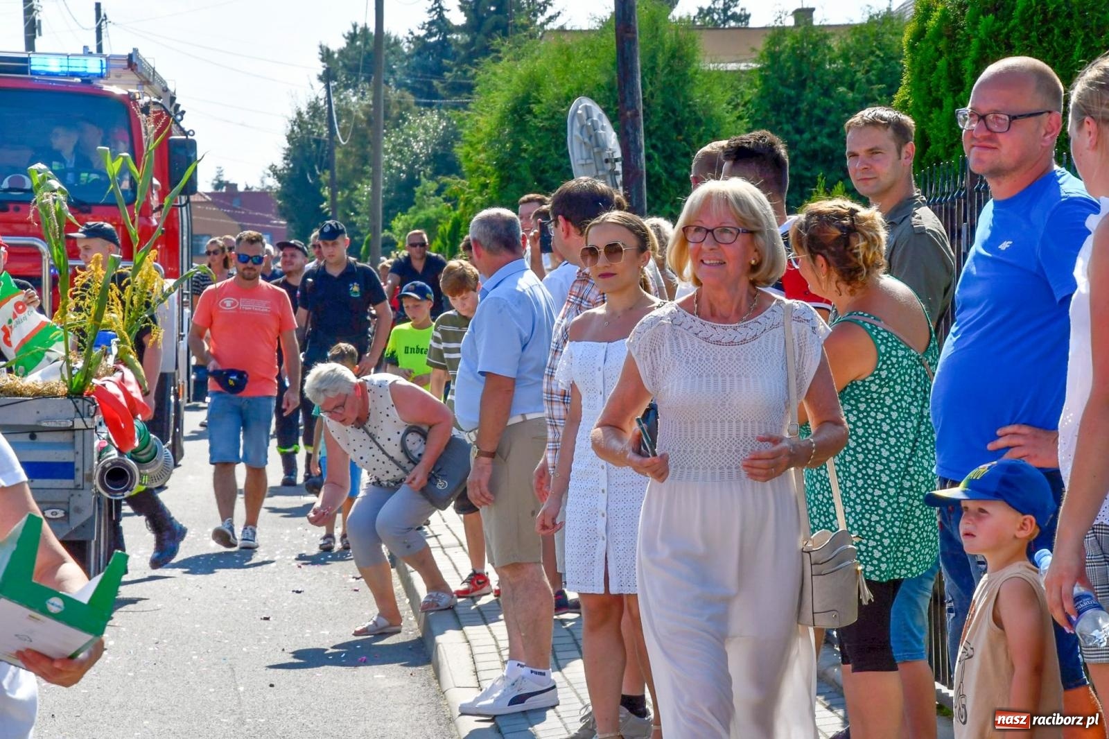 Zdjęcie w galerii na portalu naszraciborz.pl: Dożynki na różowo. W Roszkowie Barbie zdominowały korowód [FOTO i WIDEO] wiadomości z regionu