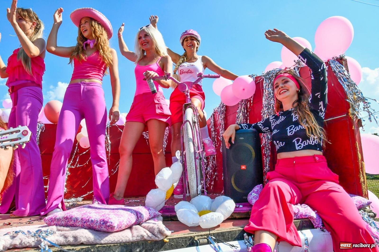 Zdjęcie w galerii na portalu naszraciborz.pl: Dożynki na różowo. W Roszkowie Barbie zdominowały korowód [FOTO i WIDEO] wiadomości z regionu