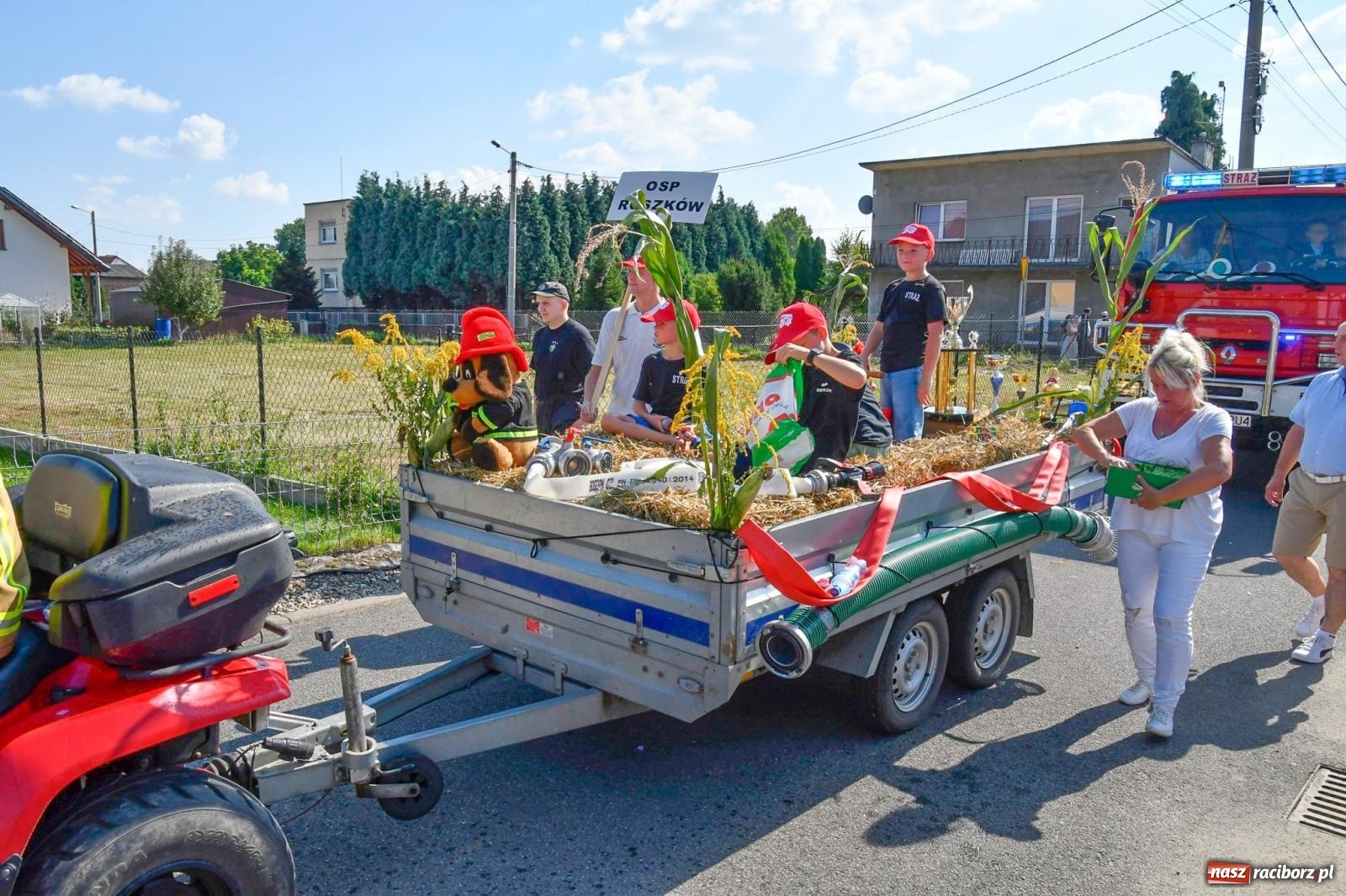 Zdjęcie w galerii na portalu naszraciborz.pl: Dożynki na różowo. W Roszkowie Barbie zdominowały korowód [FOTO i WIDEO] wiadomości z regionu