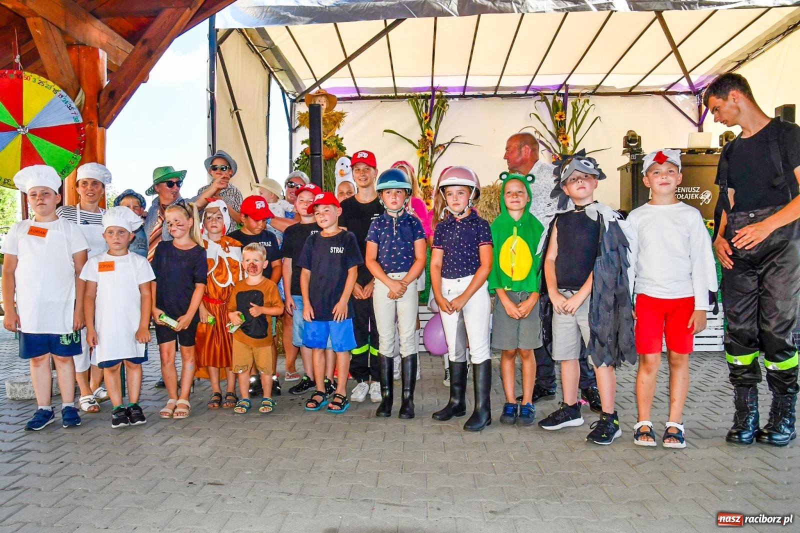 Zdjęcie w galerii na portalu naszraciborz.pl: Dożynki na różowo. W Roszkowie Barbie zdominowały korowód [FOTO i WIDEO] wiadomości z regionu