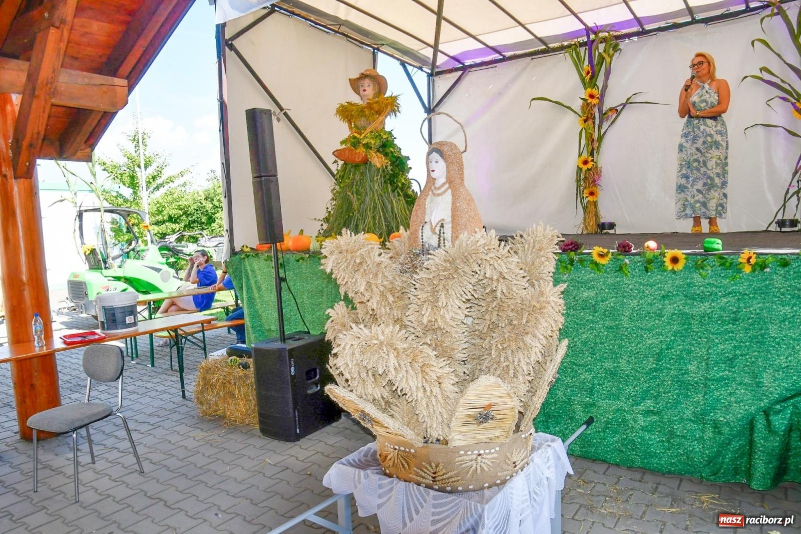 Zdjęcie w galerii na portalu naszraciborz.pl: Dożynki na różowo. W Roszkowie Barbie zdominowały korowód [FOTO i WIDEO] wiadomości z regionu