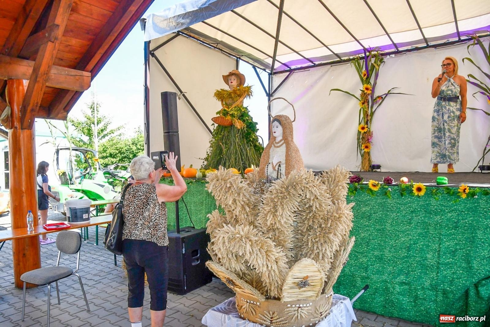 Zdjęcie w galerii na portalu naszraciborz.pl: Dożynki na różowo. W Roszkowie Barbie zdominowały korowód [FOTO i WIDEO] wiadomości z regionu