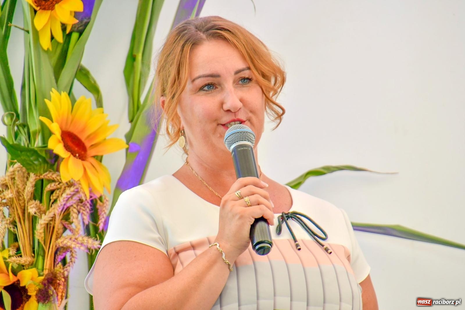 Zdjęcie w galerii na portalu naszraciborz.pl: Dożynki na różowo. W Roszkowie Barbie zdominowały korowód [FOTO i WIDEO] wiadomości z regionu