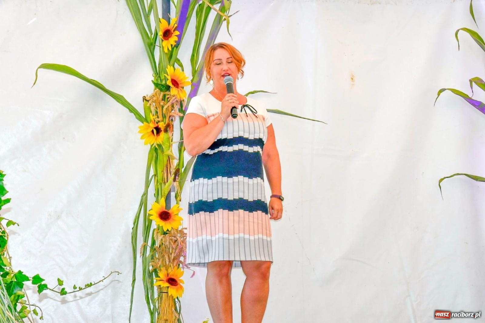 Zdjęcie w galerii na portalu naszraciborz.pl: Dożynki na różowo. W Roszkowie Barbie zdominowały korowód [FOTO i WIDEO] wiadomości z regionu